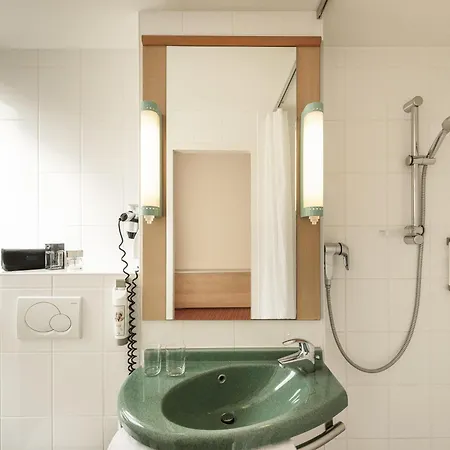 Otel Ibis Altstadt 2*